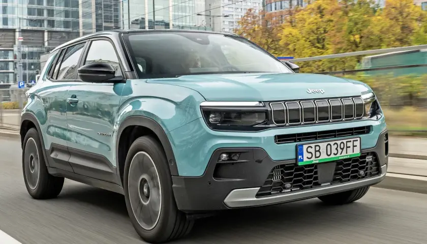 Nowy Jeep Avenger w miejskim stylu. Sprawdź, jaka jest jego jeep avenger cena i możliwości.