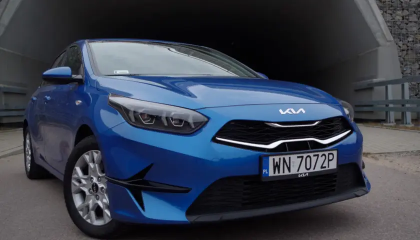 Niebieski Kia Ceed z nowoczesnym designem, idealny do miasta. Sprawdź nasze kia ceed opinie!