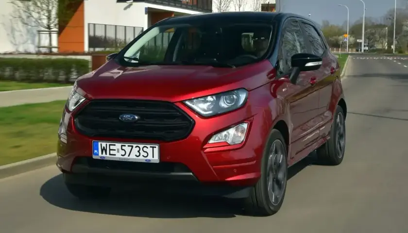 Czerwony Ford Ecosport na drodze. Wiele osób szuka ford ecosport opinie przed zakupem.
