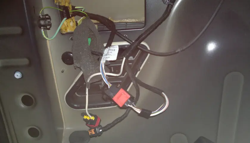 Podłączenie wiązki elektrycznej haka Peugeot Partner - uniknij problemów z instalacją