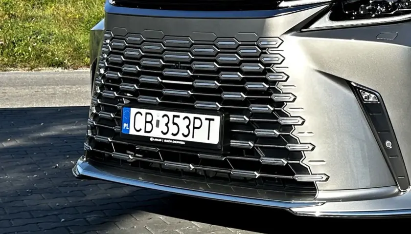 Przód samochodu Lexus z charakterystycznym grillem i tablicą rejestracyjną CB 353PT.