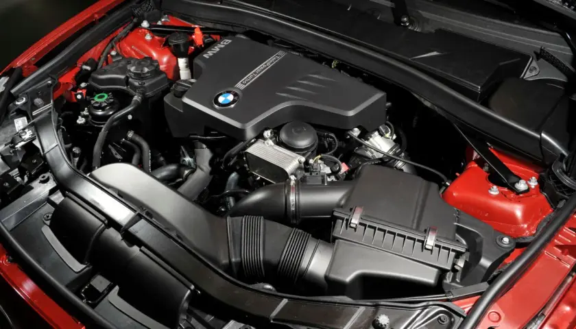Silnik BMW TwinPower Turbo, model n20, w lśniącym czerwonym kolorze.