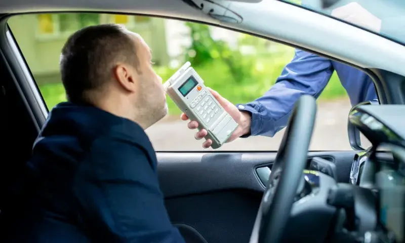 Które badanie alkomatem jest wiążące i jak uniknąć problemów prawnych?