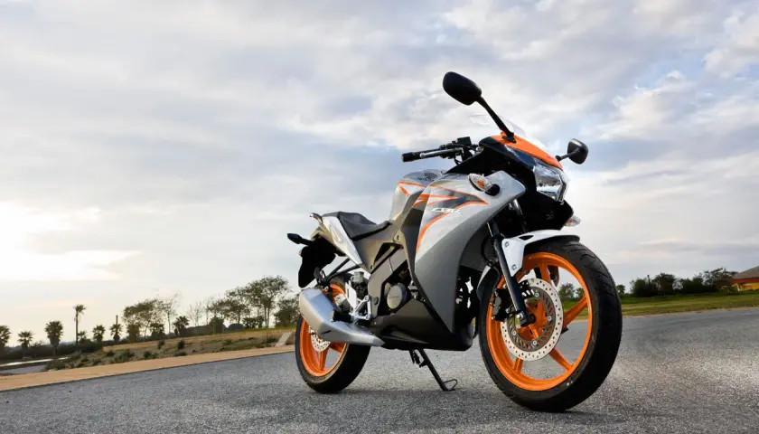Pojemność baku Honda CBR 125 – Co musisz wiedzieć o paliwie?