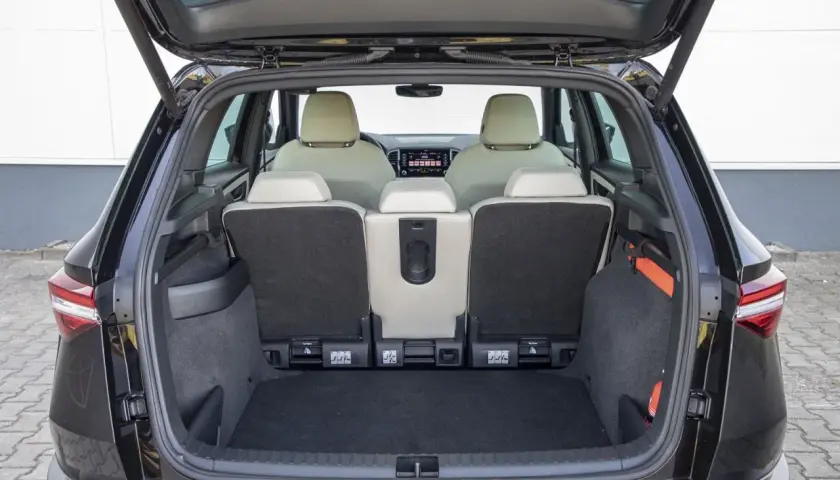 Bagażnik Skoda Karoq, widok od tyłu. Tylne siedzenia złożone, ukazujące przestrzeń bagażową. Sprawdź skoda karoq wymiary, by poznać możliwości przewozowe.