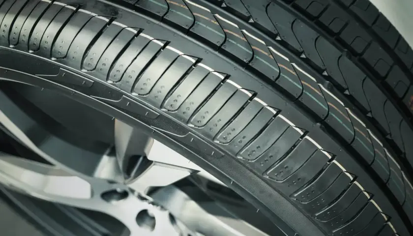 Nowe opony Hankook z widocznym bieżnikiem. Wiele osób szuka opony Hankook opinie, by podjąć decyzję o zakupie.