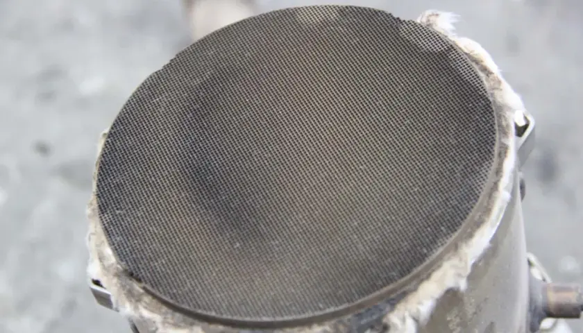 Siatka filtra cząstek stałych (DPF). To właśnie dpf co to jest, odpowiada za oczyszczanie spalin z sadzy.