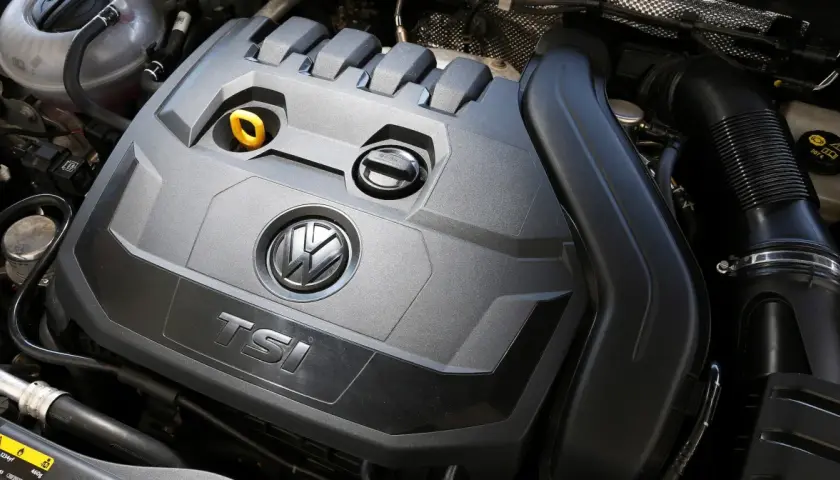 Silnik 1.5 TSI Volkswagena z widocznym logo i oznaczeniem TSI.