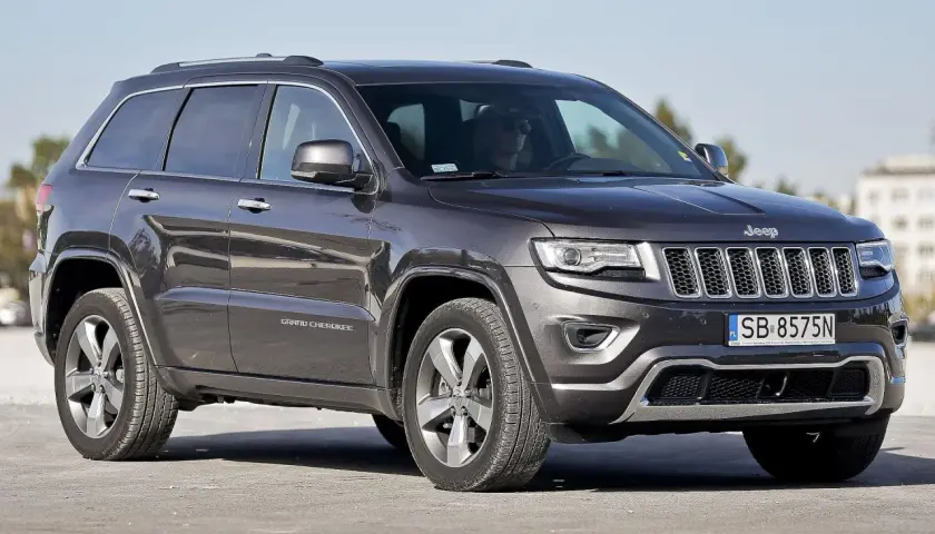 Ciemnoszary Jeep Grand Cherokee WK2 z polskimi tablicami SB 8575N.