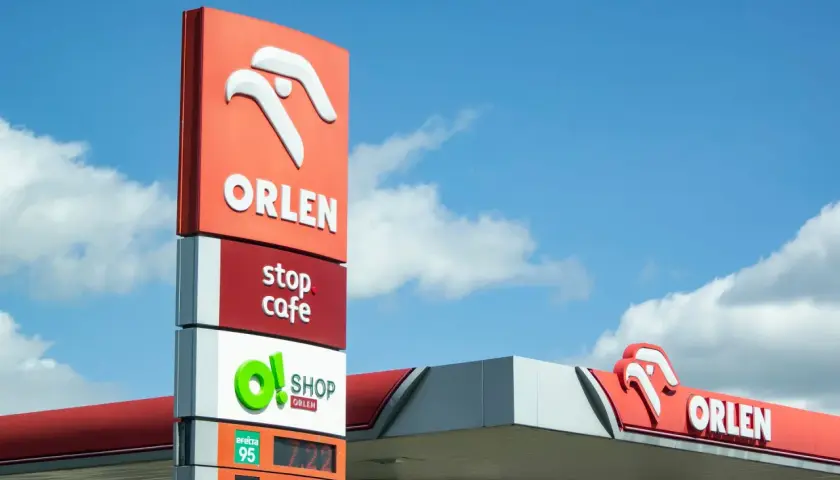 Słup z logo ORLEN i cenami paliw. Idealna okazja na orlen promocja na paliwo!