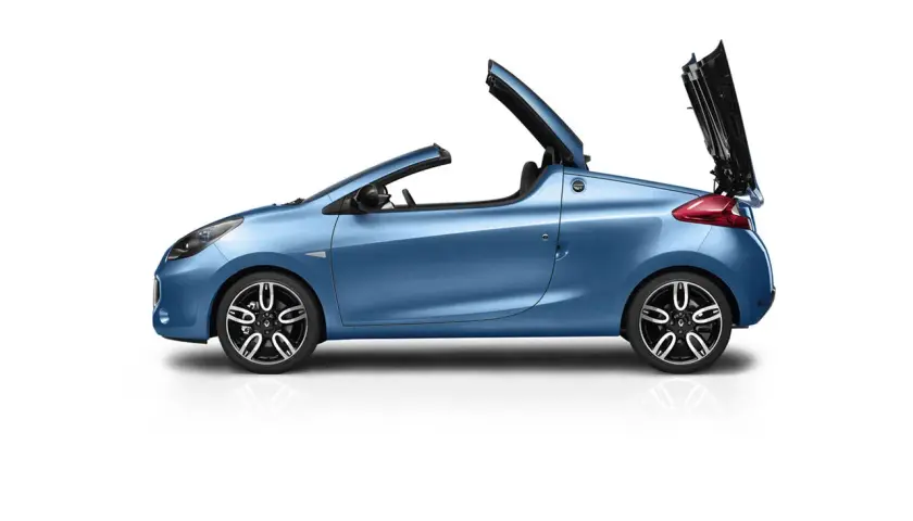 Niebieski kabriolet Renault Wind z otwartym dachem, gotowy na letnią przejażdżkę.