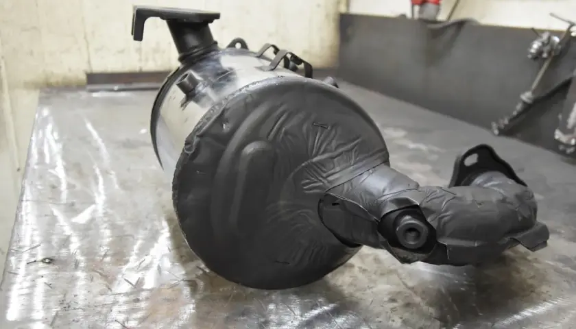 Element układu wydechowego, prawdopodobnie filtr DPF, przygotowany do wypalania.