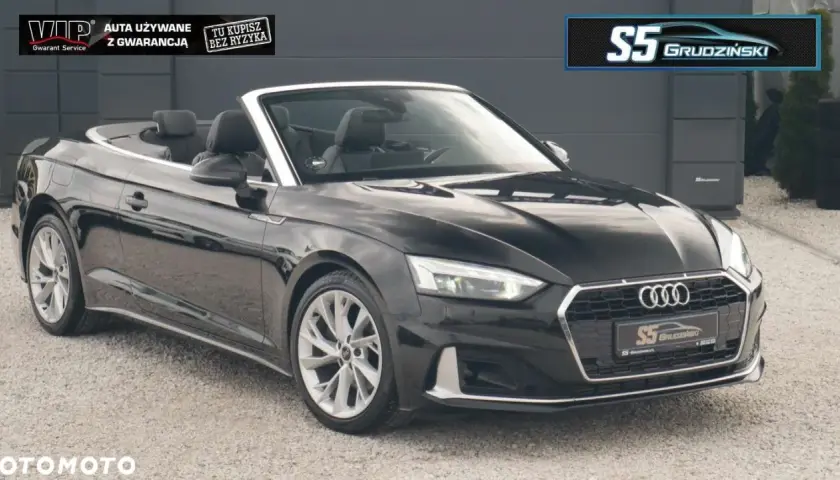 Czarny kabriolet coupe z otwartym dachem, gotowy na letnie przejażdżki. Elegancki i sportowy.