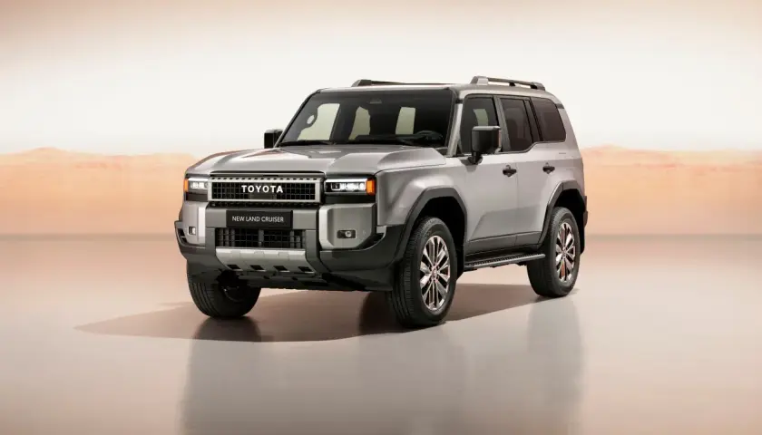 Srebrny, nowy Toyota Land Cruiser 2024 z masywnym grillem i nowoczesnymi światłami, gotowy na każdą przygodę.