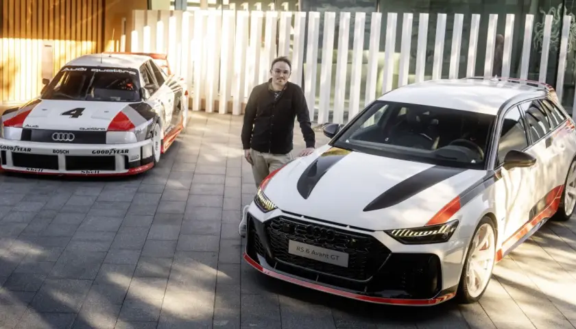 Obok klasycznego Audi Quattro z numerem 4 stoi nowoczesny Audi RS6 Avant GT.