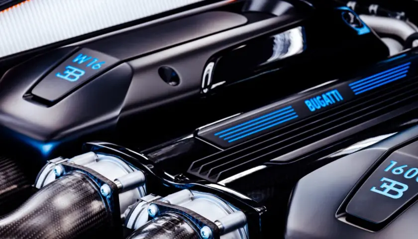 Silnik W16 Bugatti Chiron z niebieskimi akcentami i oznaczeniem 1600.
