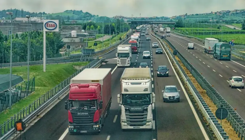 Autostrady pełne ciężarówek, jak na przykładzie z logo Esso. To obrazek pokazujący ruch drogowy, gdzie można zobaczyć, co to jest kabotaż.