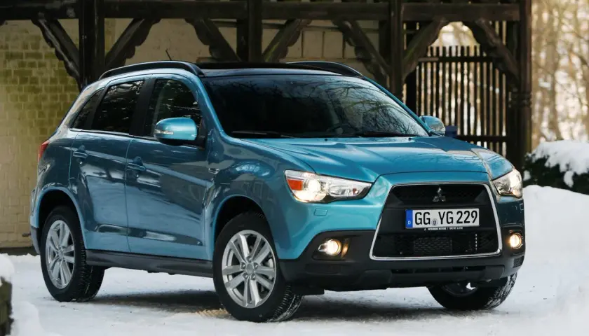Niebieski Mitsubishi ASX na śniegu. Wiele pozytywnych mitsubishi asx opinie potwierdza jego wszechstronność.