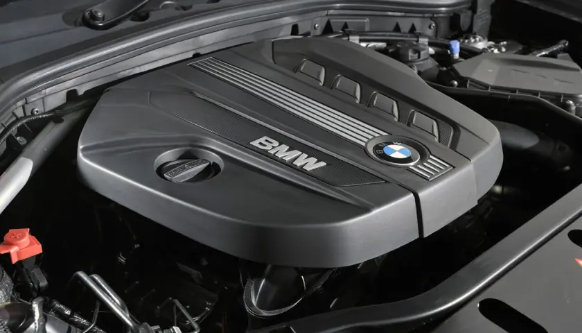 Silnik BMW z napisem "BMW" i logo marki. N47d20c to jego oznaczenie.