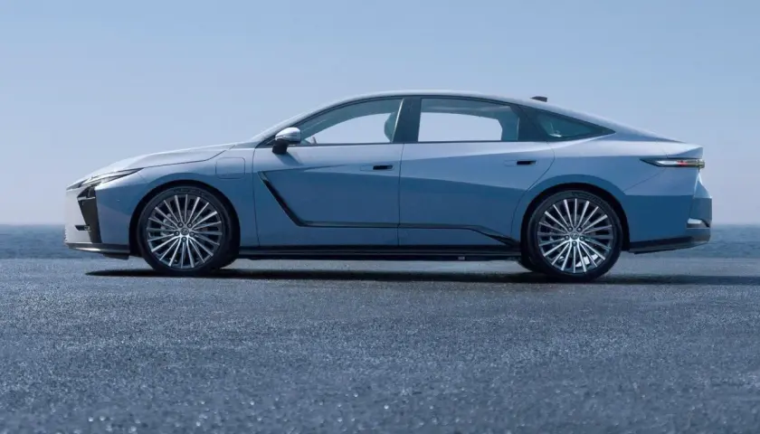 Nowy Lexus ES w błękitnym kolorze, prezentujący swoją elegancką sylwetkę na tle błękitnego nieba i morza.