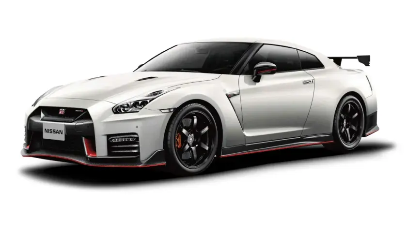 Biały Nissan GT-R Nismo z czerwonymi akcentami, sportowym spojlerem i czarnymi felgami.