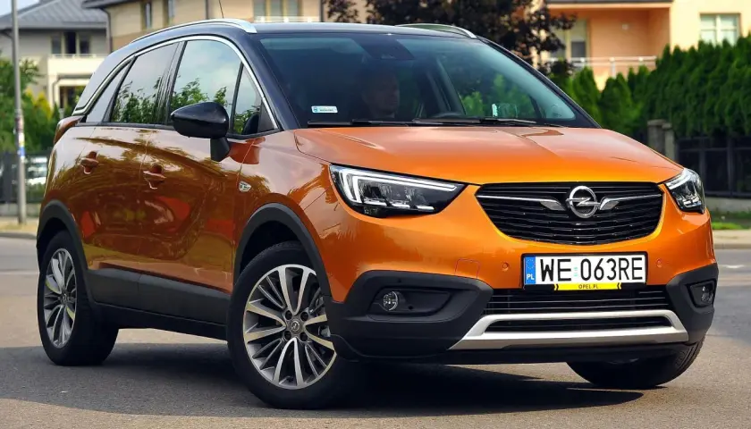 Pomarańczowy Opel Crossland z czarnym dachem, idealny do miasta. Sprawdź jego atrakcyjną opel crossland cena.
