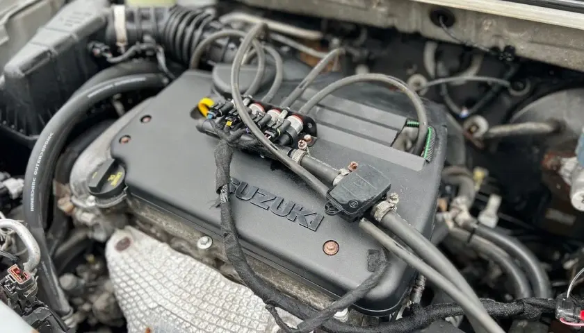 Silnik Suzuki SX4 1.6 benzyna z widocznymi wtryskiwaczami gazu.