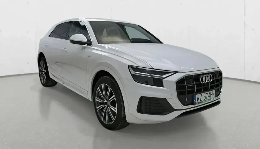Białe Audi Q8 na tle białej ściany. Sprawdź atrakcyjną audi q8 cena i wybierz swój wymarzony SUV.