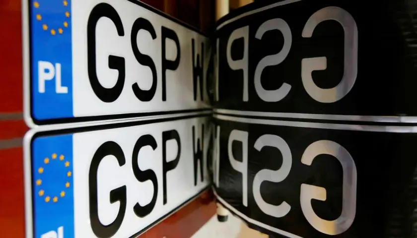 Dwie tablice rejestracyjne, jedna biała z PL i gwiazdkami UE, druga czarna. Litery GSP i cyfry 192.