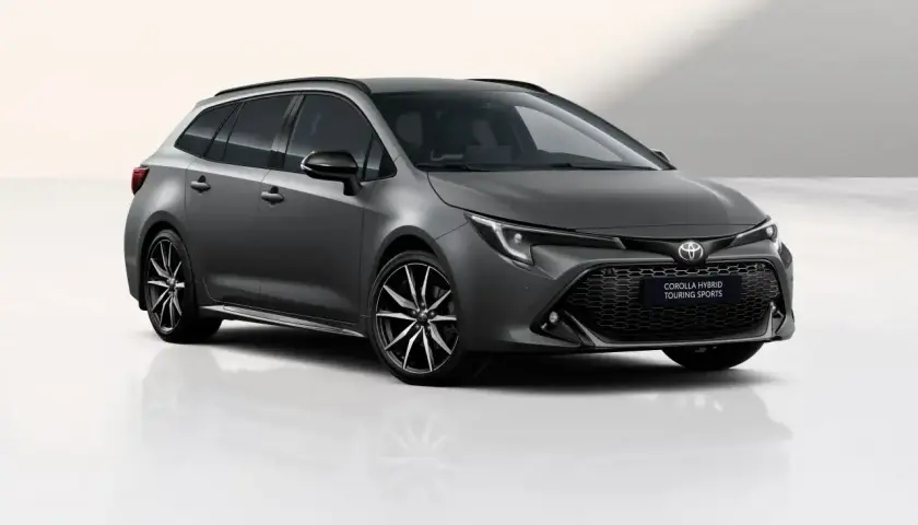 Szary kombi Toyota Corolla 2024 z czarnymi felgami i przyciemnianymi szybami, gotowy na każdą podróż.