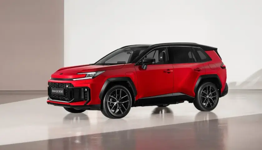 Czerwony RAV4 GR SPORT 2026 z czarnym dachem i felgami, prezentujący sportowy design i dynamiczną sylwetkę.