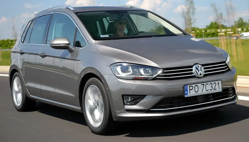 Szary Volkswagen Golf Sportsvan w ruchu drogowym. Wady tego modelu mogą dotyczyć np. wyciszenia kabiny.
