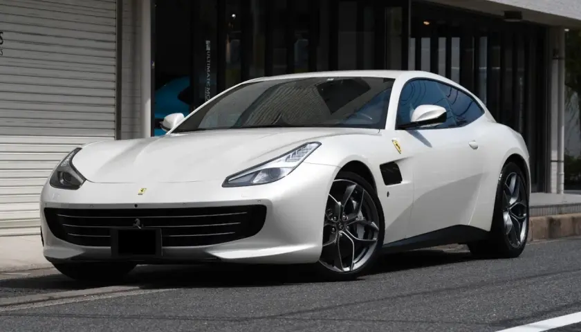 Białe Ferrari GTC4Lusso lśni na ulicy, gotowe na każdą podróż.