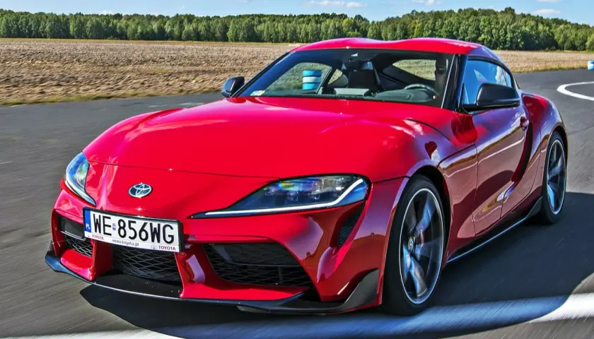 Czerwona Toyota Supra na torze. Sprawdź aktualną toyota supra cena i poczuj moc tego sportowego coupe.