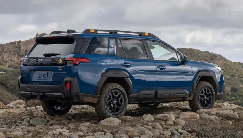 Niebieski Subaru Outback 2026 na kamienistym, górzystym terenie, gotowy na przygodę.