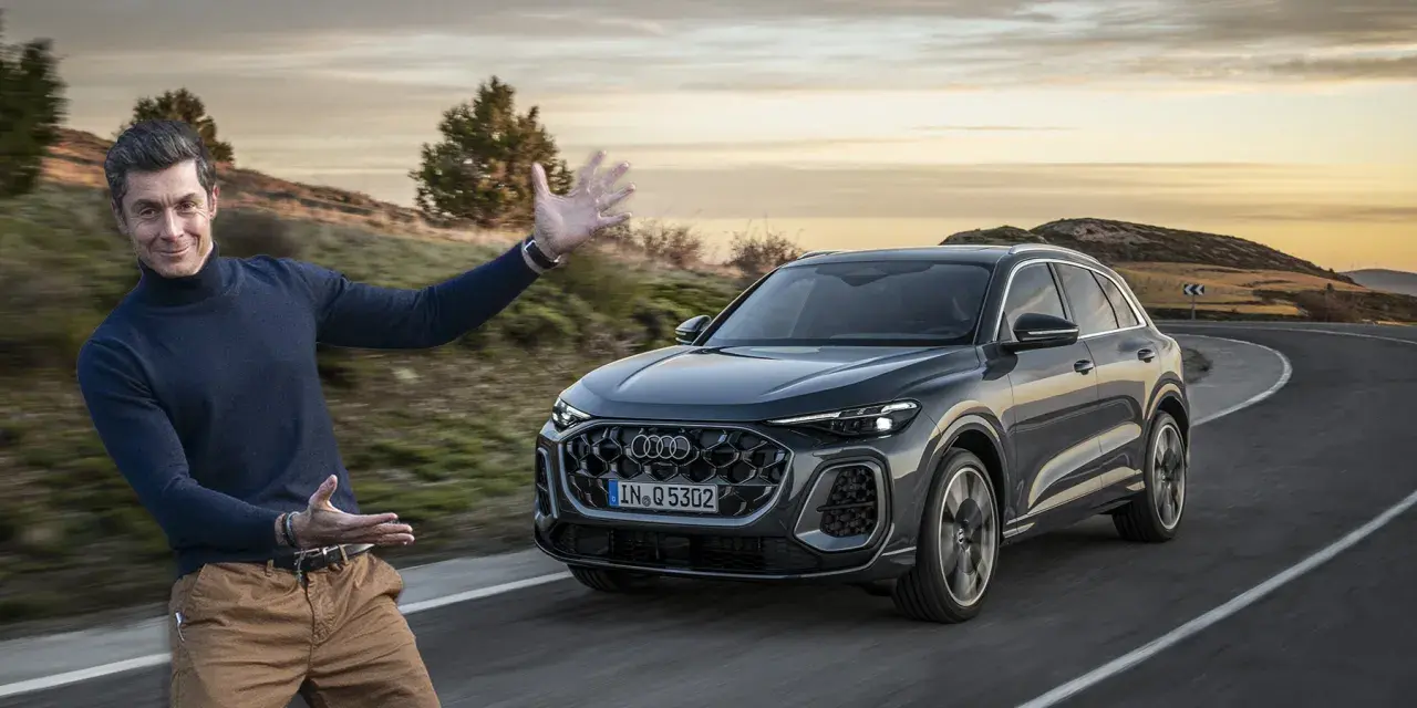 Mężczyzna prezentuje Audi Q5, podkreślając jego imponujące audi q5 wymiary. Jazda po malowniczej drodze o zachodzie słońca.