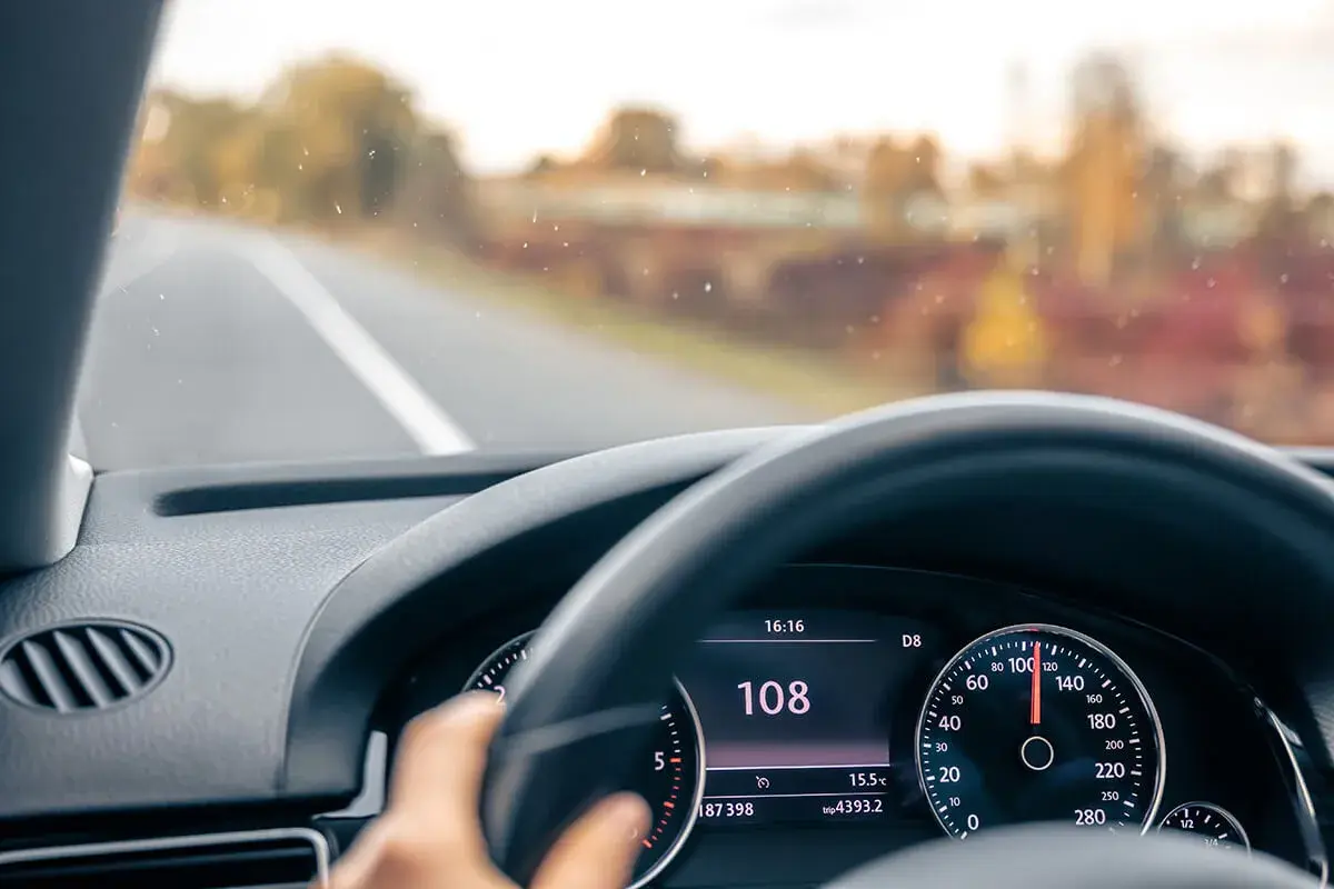 Prędkościomierz pokazuje 108 km/h. Uważaj, bo wysokie mandaty za prędkość czekają na nieostrożnych kierowców.