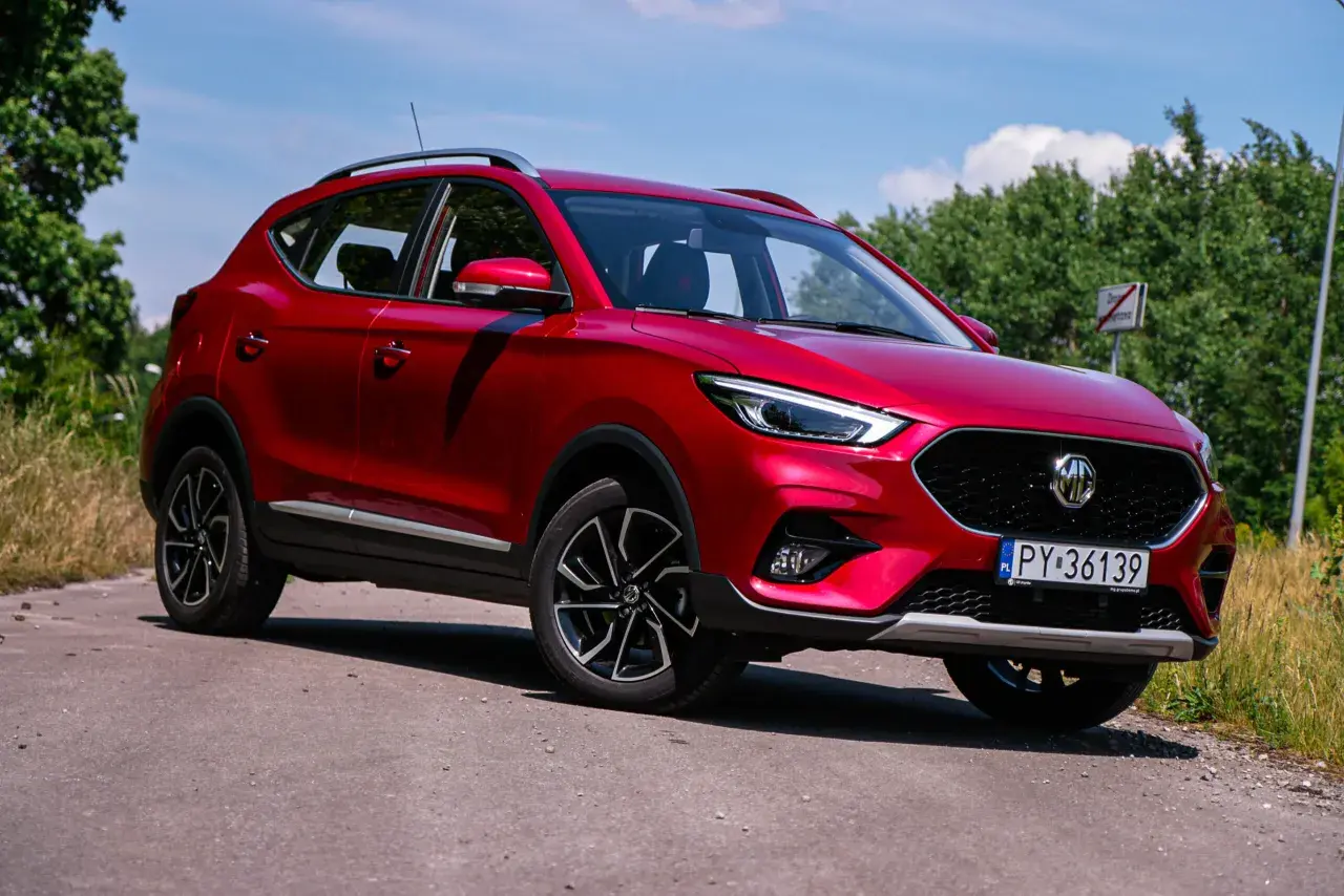 Czerwony MG ZS na drodze. Wiele osób szuka mg zs opinie przed zakupem.