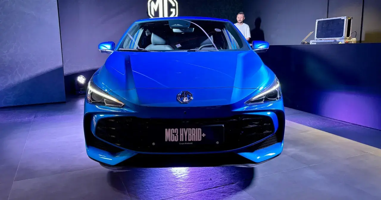 Niebieski MG3 Hybrid+ prezentuje się na scenie. Wiele osób szuka mg3 opinie, by poznać ten model.