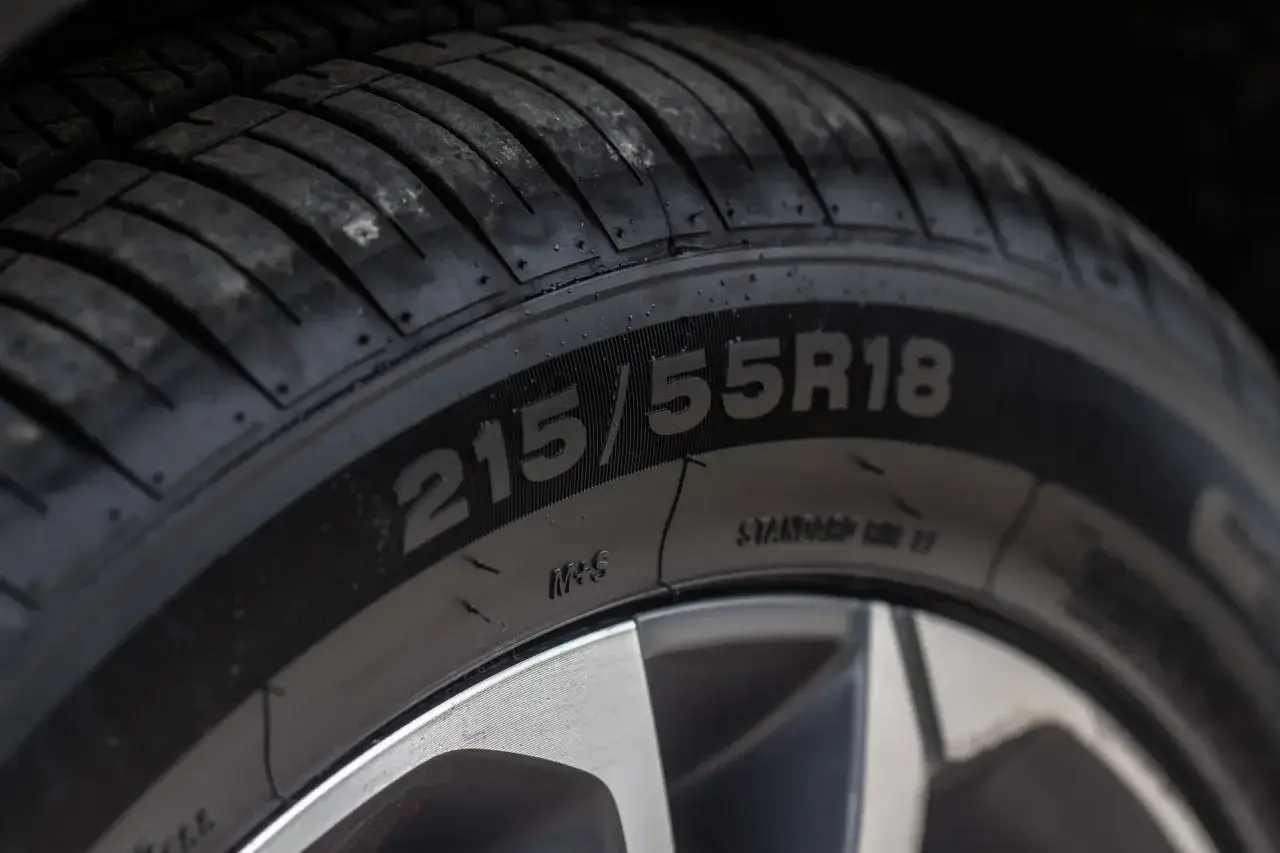 Opona 215/55R18, gotowa na 3pmsf, z bieżnikiem w dobrym stanie.