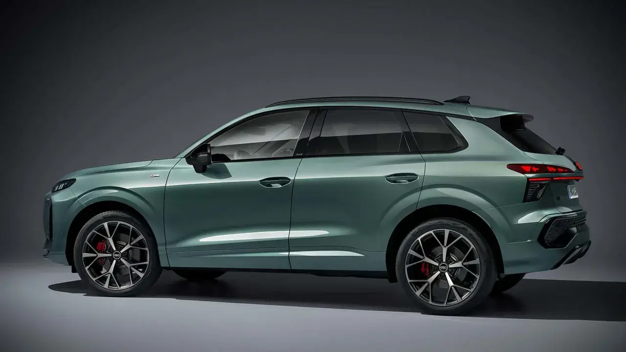 Zielony Audi Q3 z profilu, pokazujący jego sportowy design i eleganckie linie. Poznaj audi q3 wymiary i możliwości tego SUV-a.