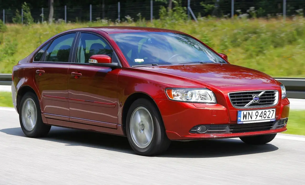 Czerwone Volvo S40 2.0 diesel w ruchu drogowym, z widocznym grillem i tablicą rejestracyjną WN 94827.