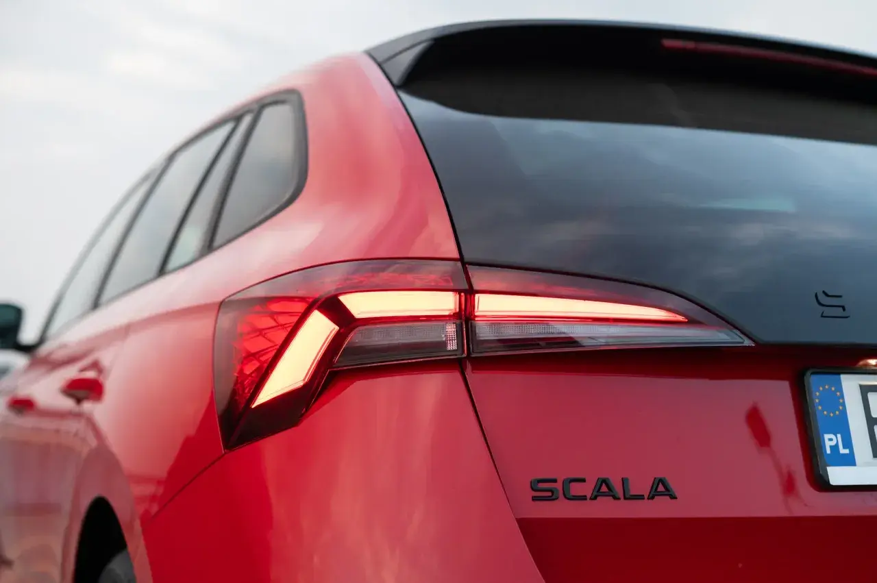Czerwona Skoda Scala z nowoczesnymi światłami LED. Wiele pozytywnych skoda scala opinie potwierdza jej atrakcyjność.