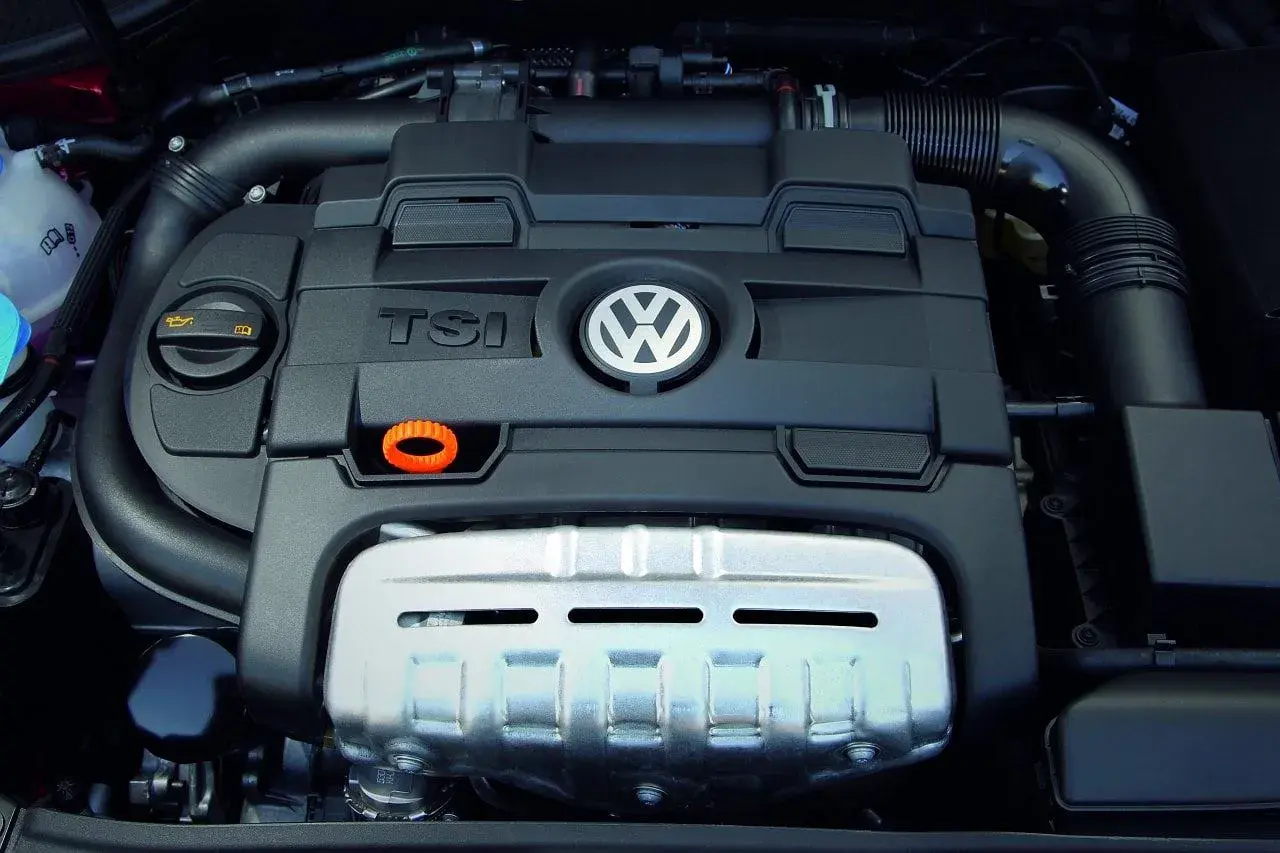 Silnik TSI Volkswagena, często omawiany w **1.4 TSI opinie**, z widocznym logo marki.