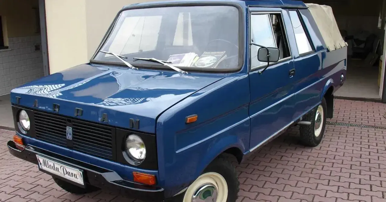 Niebieski Tarpan z płóciennym dachem, idealny do wystawienia na OLX. Zastanawiasz się, ile kosztuje wystawienie samochodu na OLX?