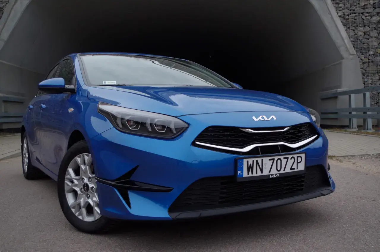 Niebieski Kia Ceed z nowoczesnym designem, idealny do miasta. Sprawdź nasze kia ceed opinie!