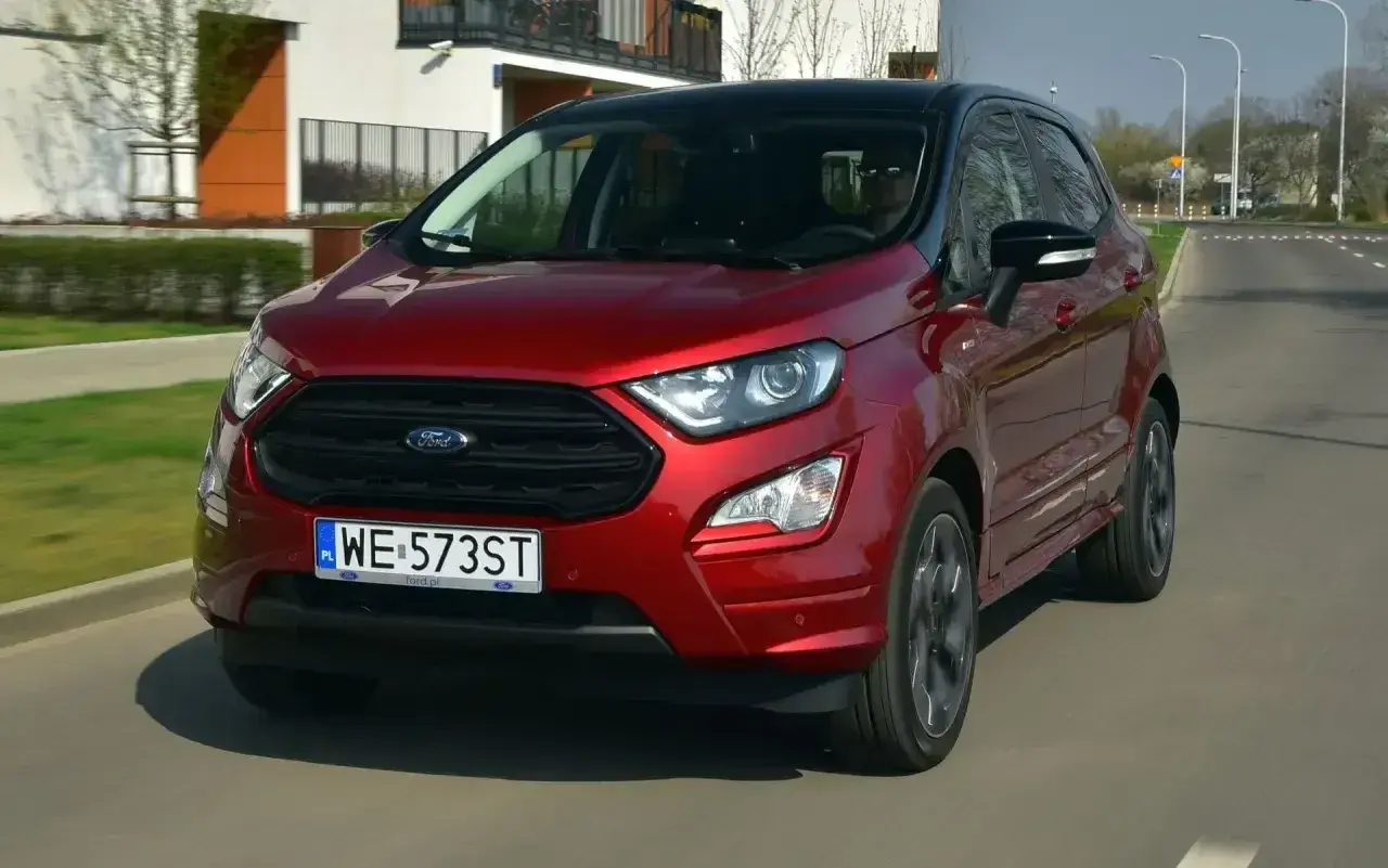Czerwony Ford Ecosport na drodze. Wiele osób szuka ford ecosport opinie przed zakupem.