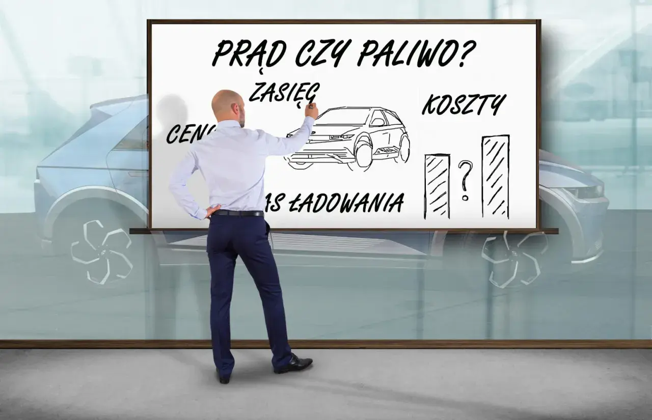 Mężczyzna pisze na tablicy "Prąd czy paliwo?", rysuje samochód i wykresy, zastanawiając się, ile kosztuje samochód elektryczny.