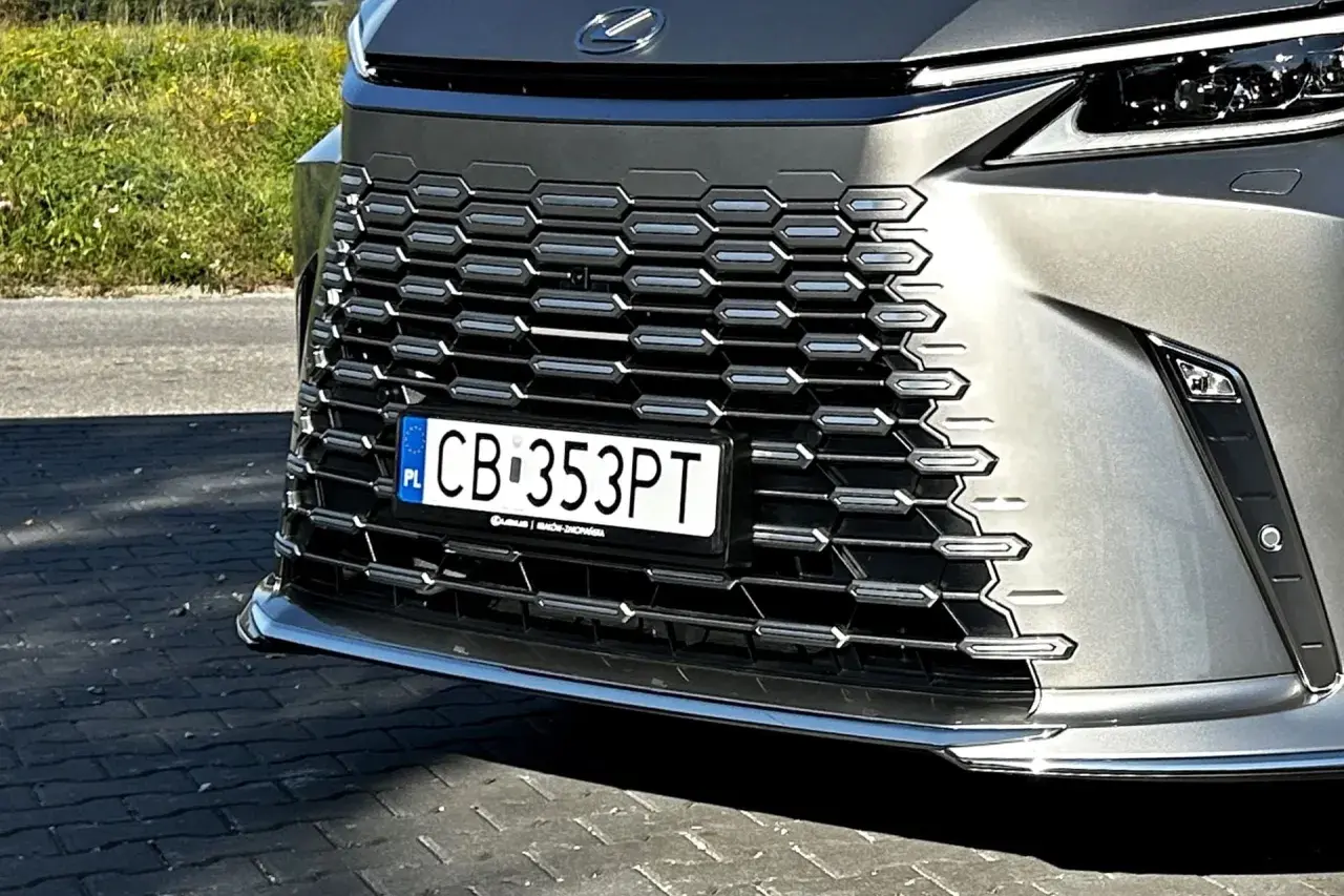 Przód samochodu Lexus z charakterystycznym grillem i tablicą rejestracyjną CB 353PT.