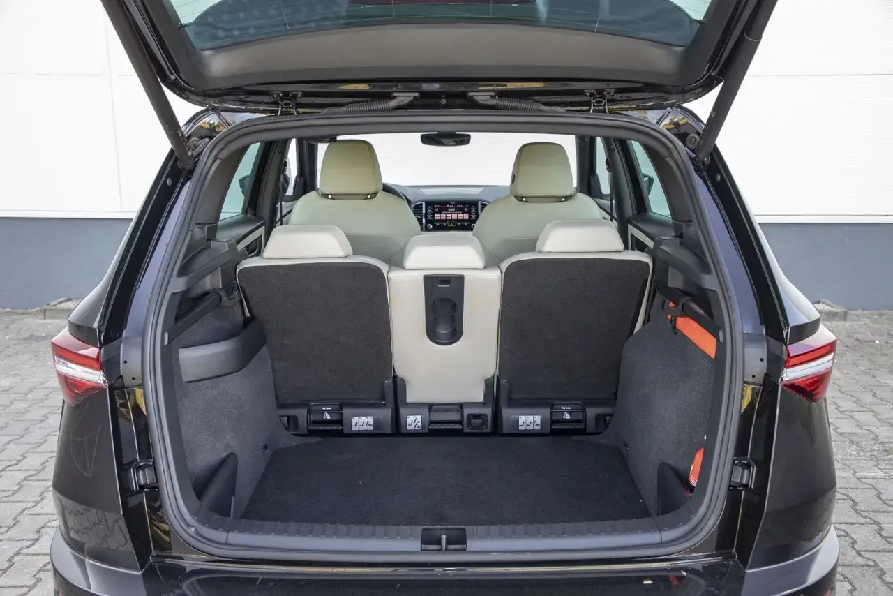 Bagażnik Skoda Karoq, widok od tyłu. Tylne siedzenia złożone, ukazujące przestrzeń bagażową. Sprawdź skoda karoq wymiary, by poznać możliwości przewozowe.